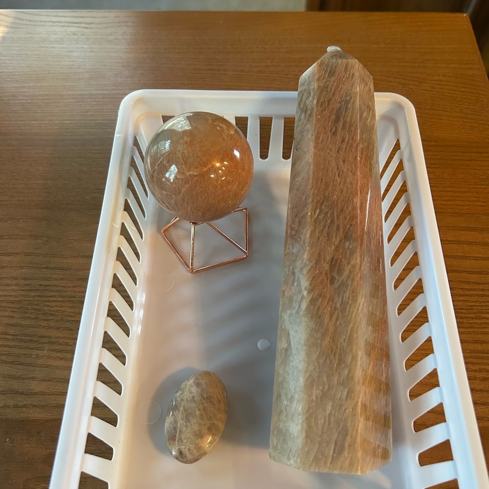 Beautiful Peach Moonstone obelisk, sphere with stand and palm stone. - Picture 7 of 8